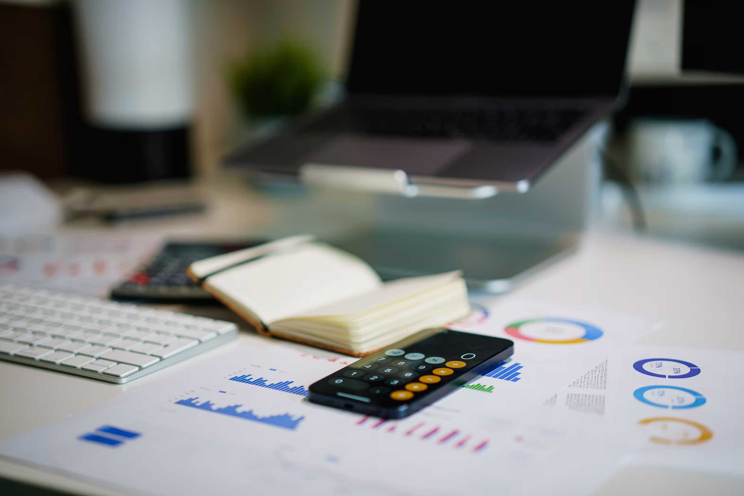 Calculadora e documentos financeiros sobre uma mesa